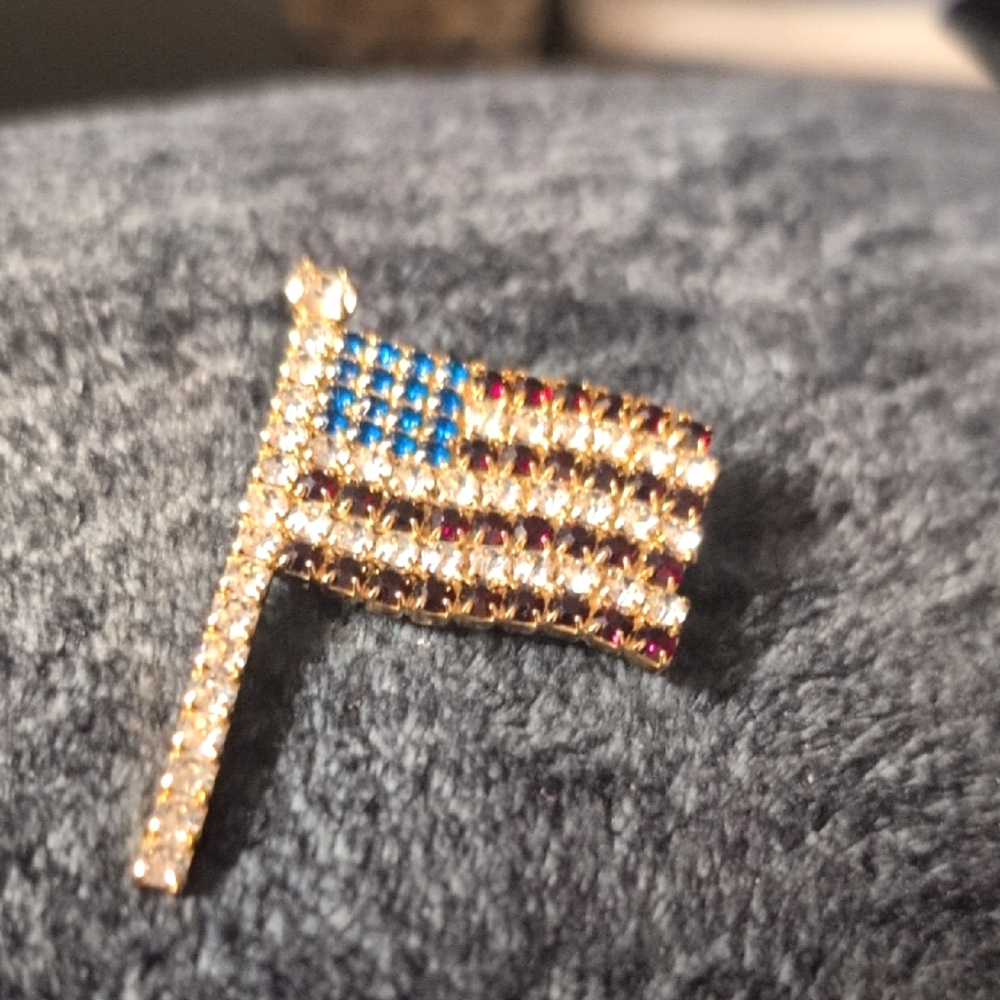Attruia American Flag 80s Flag Pin